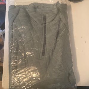 J. Crew NWT Men Quilted half-zip pullover
Item AU005 size Large Baywood Green.